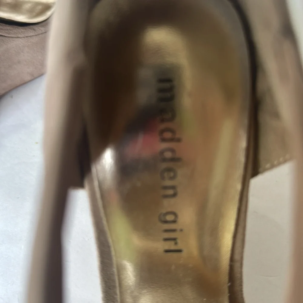 MADDEN GIRL Taupe Faux Suede 5.35” Platform Wedges Pierced T Strap Zip Heel 7